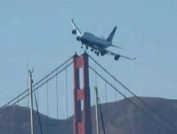Yolcu Uçağının Köprüye Yakın Geçmesi Korkuttu