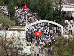 Terörist Cenazesinde Bıçaklanan Emniyet Müdür Yardımcısının Tedavisi Sürüyor!.