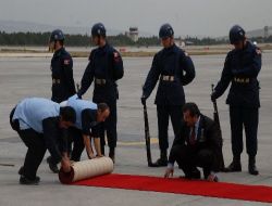 Cumhurbaşkanlarının Kayseri Ziyaretinde Kırmızı Halı Rüzgar Nedeniyle Kaldırıldı