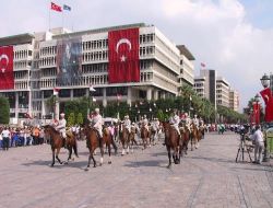 İzmir'in Düşman İşgalinden Kurtuluş Törenleri Başladı!