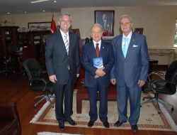 Baro Başkanı Erbek, Vali Atış'a Adliye Belgeselini Takdim Etti