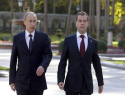 Medvedev'in Danışmanı: Putin 2012'de Dönmemeli!
