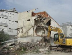 Side Belediyesi, Görüntü Kirliliğine Yol Açan 2 Ruhsatsız Binayı Yıktı