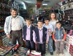 Muhtar, Öğrenciler İçin Hayırseverlerin Kapısını Çalıyor