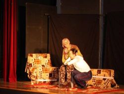 Emniyet Müdürü, Aile İçi Şiddeti Önlemek İçin Tiyatro Oyunu Yazdı