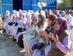 Finikeli Hacı Adayları Gözyaşlarıyla Uğurlandı