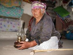 107 Yaşındaki Kadın, Zihinsel Engelli Kızıyla 5 Yıldır Karanlıkta Yaşıyor
