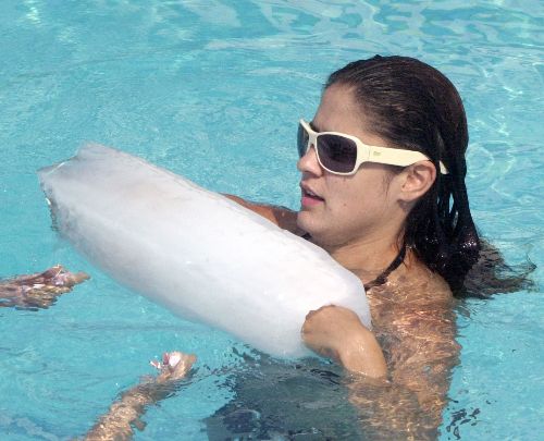 Kuşadası'nda sıcaktan ısınan havuzlara buz atılıyor