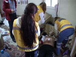 Bileklerini Kesen Yaralıya Müdahale İçin Çilingir Beklediler