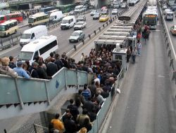 Metrobüs Duraklarından Çıkmak, Yolculuktan Daha Uzun Sürüyor..