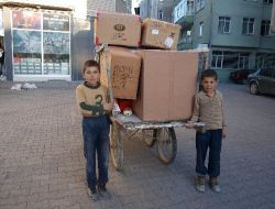 Okuldan Sonra Atık Karton Topluyorlar