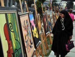 Liseli Öğrenciler Çarşıda Resim Sergisi Açtı