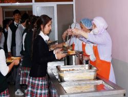Vakfıkebir Anadolu Lisesi'nde Öğrencilere Sıcak Yemek Veriliyor