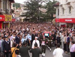Şehit Er Kapucuoğlu'nun Annesi, Oğlunun Helikopterden İndirilen Cenazesini Asker Selamıyla Karşıladı