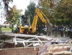 Polisten Kaçan Silahlı Şahıs Girdiği Okulda Öğrencilere Korku Dolu Anlar Yaşattı