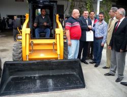 Hayırsever İşadamı Belediyeye Kepçe Bağışladı