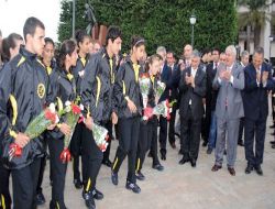 İzmirli Çiçekçiler 29 Ekim'i Çiçek Koşusu İle Kutluyor