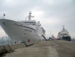 Kepez Limanı'na Yolcu Gemileri Gelmeye Devam Ediyor..