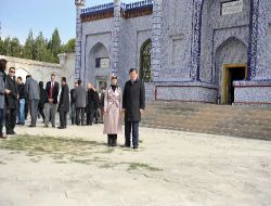 Davutoğlu, Yusuf Has Hacip Türbelerini Gezdi!