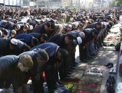 Afp: "Sokakta Namaz Kılan Moskovalı Müslümanlar Cami İstiyor"