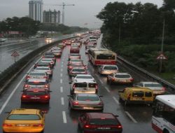 İzmir'de Yağmur Trafiği Kilitledi: Öğrenciler Okula, Çalışanlar İşyerine 2 Saat Gecikmeli Gitti