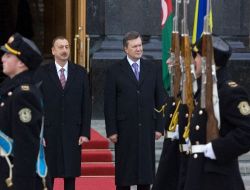 Aliyev Kiev'de Yanukoviç Biraya Geldi!