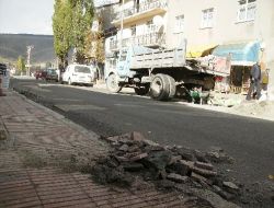 Sarıkamış'ta Yaklaşan Kış Öncesi Kaldırımlar Düzenleniyor