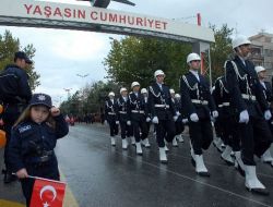 Yağmurda Kalan Öğrenciler Okul Pankartlarının Altına Sığındı