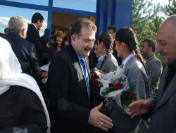 Hollandalı Türk İşadamları Heyeti Okul Açılı İçin Kars'a Geldi