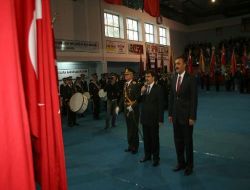 Okulunun Flamasını Taşıyan Öğrenci Baygınlık Geçirdi