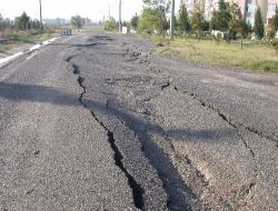 Çorlu'da Aşırı Yağışa Dayanamayan Yol Çöktü, Rüzgar Ağaçları Kökünden Söktü