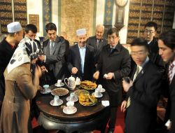 Bakan Davutoğlu, Şian'da Büyük Cami Ve Müslüman Mahallesini Gezdi