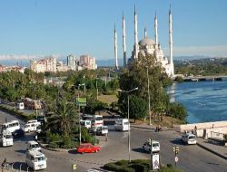 Doğu'da Kar, İzmir'de Sel, Adana'da Bahar