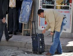 Unutulan Çantadan Elbise Ve Pasaport Evrakları Çıktı!