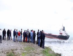 Karaya Oturan Gemiyi Kurtarmak İçin Atılan İki Halat Koptu
