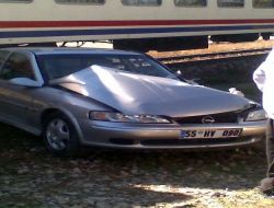 Hemzemin Geçitten Geçen Otomobile Tren Çarptı: 1'i Ağır 3 Kişi Yaralandı!