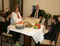 Vali Çolak Ve Emniyet Müdürü Güven Öğrencileri Evlerinde Ağırladı