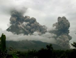 Merapi Yanardağı Yeniden Püskürmeye Başladı