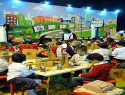 Anne-baba Arabalara Bakarken, Çocuklarına Trafik Eğitimi Veriliyor