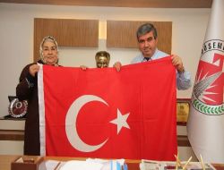 Bayrak Ana'nın Şiiri Kaymakam Ve Belediye Başkanını Duygulandırdı