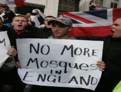 İngiliz Irkçılar, Wilders'e Destek İçin Hollanda'ya Gitti!