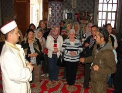 İmam Hatipliğini Yaptığı Camide Turistlere İslam'ı Anlatıyor