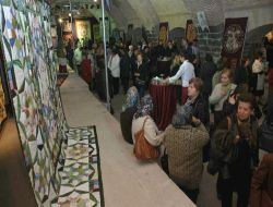 Fransız Sanatçı 'parçalı Bohça'sını Eskişehir'de Açtı