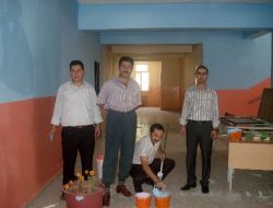 Öğretmenler Tatilde Okullarını Boyayıp Tamir Etti