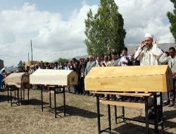 Selde Ölen Anne Ve İki Kızı Erzurum'da Toprağa Verildi