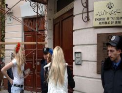 Ukraynalı Kızlar İran Elçiliğini Bastı