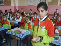 İlköğretim Öğrencisi Küpelerini Pakistan'daki Selzedelere Gönderdi