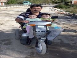 Engelli Baba Çocuklarını Tekerlekli Aracı İle Gezdiriyor