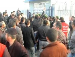 Atılan İşçiler Fabrika Müdürünün Yolunu Kesti: 13 Yaralı