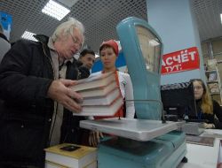 Daha Çok Okunsun Diye Kilo İle Kitap Satıyor